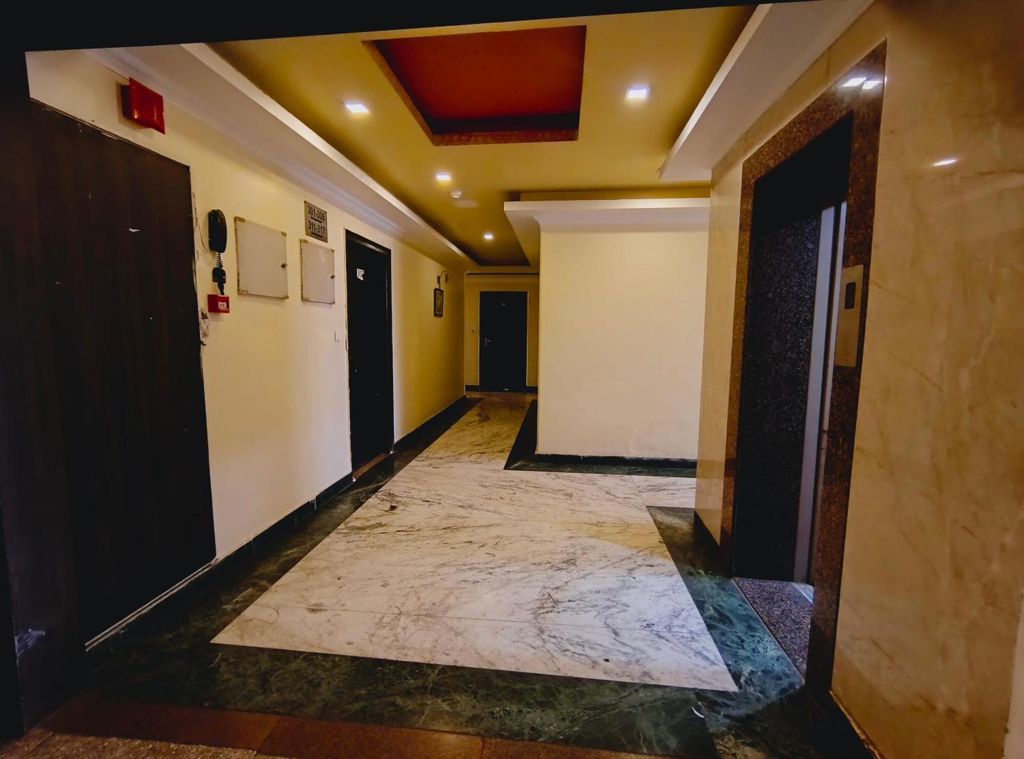P Palace - Near Kashi Vishwanath Temple Varanasi Bagian luar foto